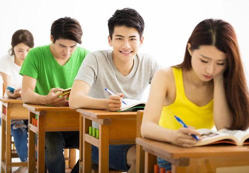 娱乐吃瓜酱大学生上课,揭秘大学生课堂上的“吃瓜”瞬间