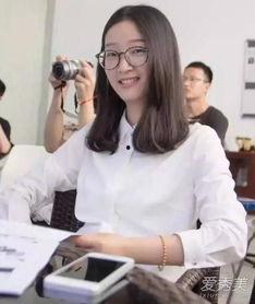 娱乐吃瓜酱大学生上课,揭秘大学生课堂上的“吃瓜”瞬间